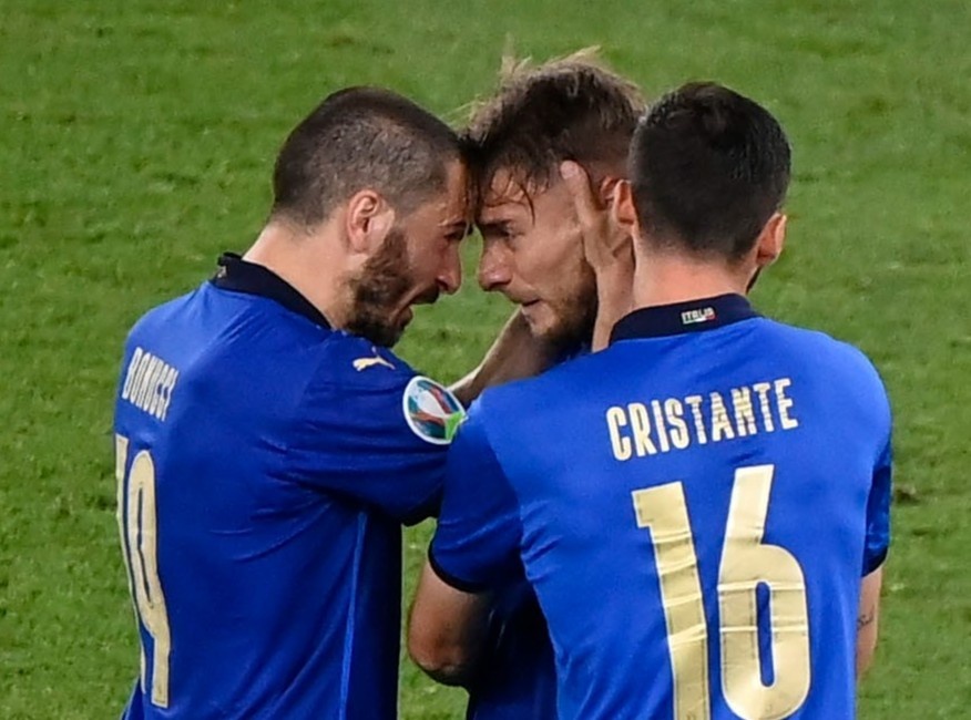 Ozil: 'Tuyen Italy kho bi danh bai o Euro 2020' hinh anh