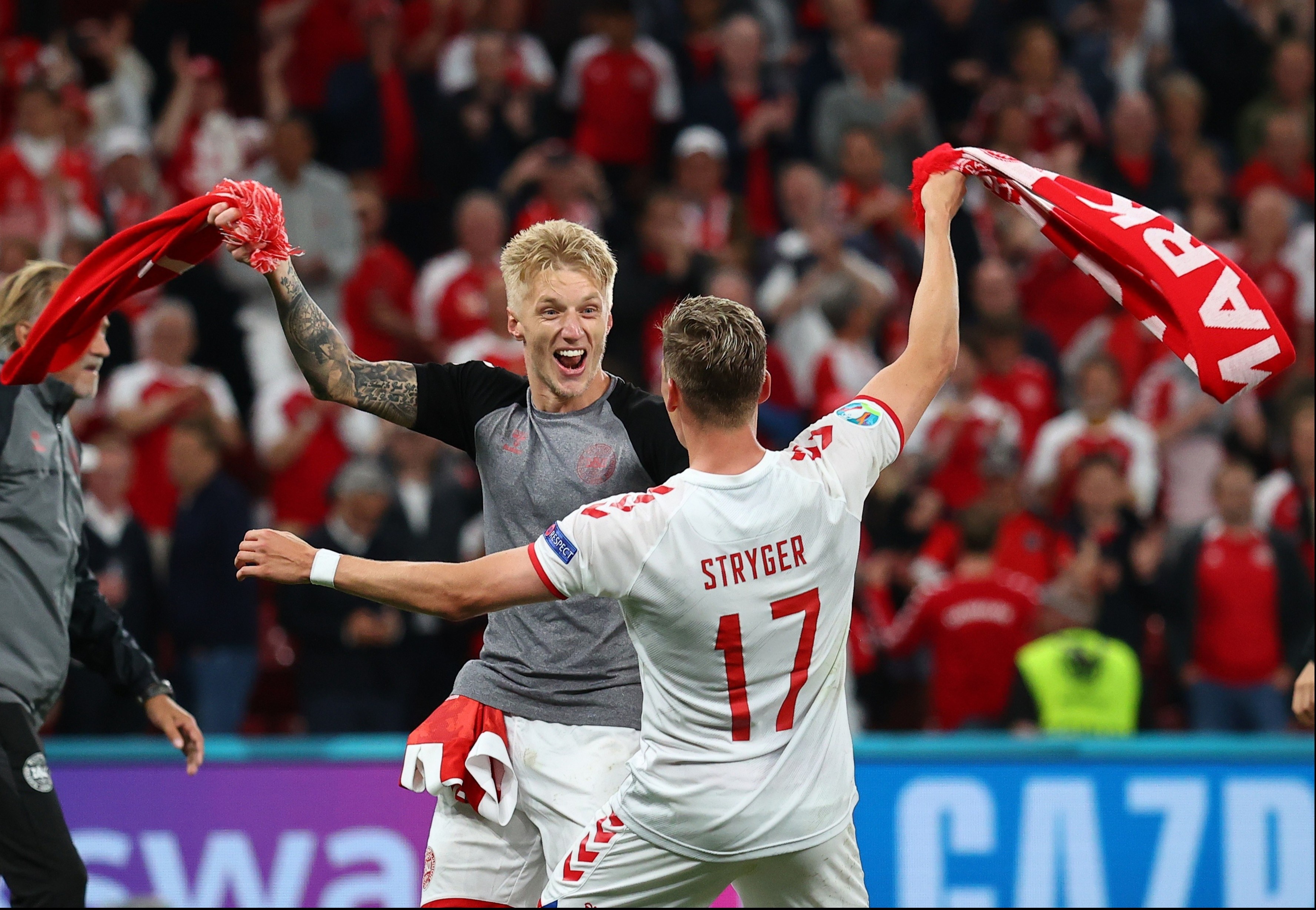 Dan Mach vo oa khi vuot qua vong bang Euro 2020 hinh anh