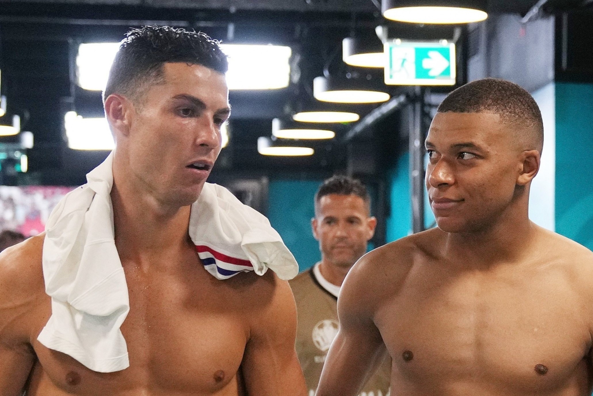 Sach bong dai dien bang F tu than o tu ket Euro 2020 hinh anh