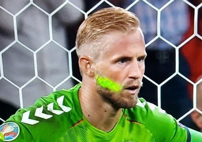 UEFA se xu ly vu Schmeichel bi chieu laser hinh anh
