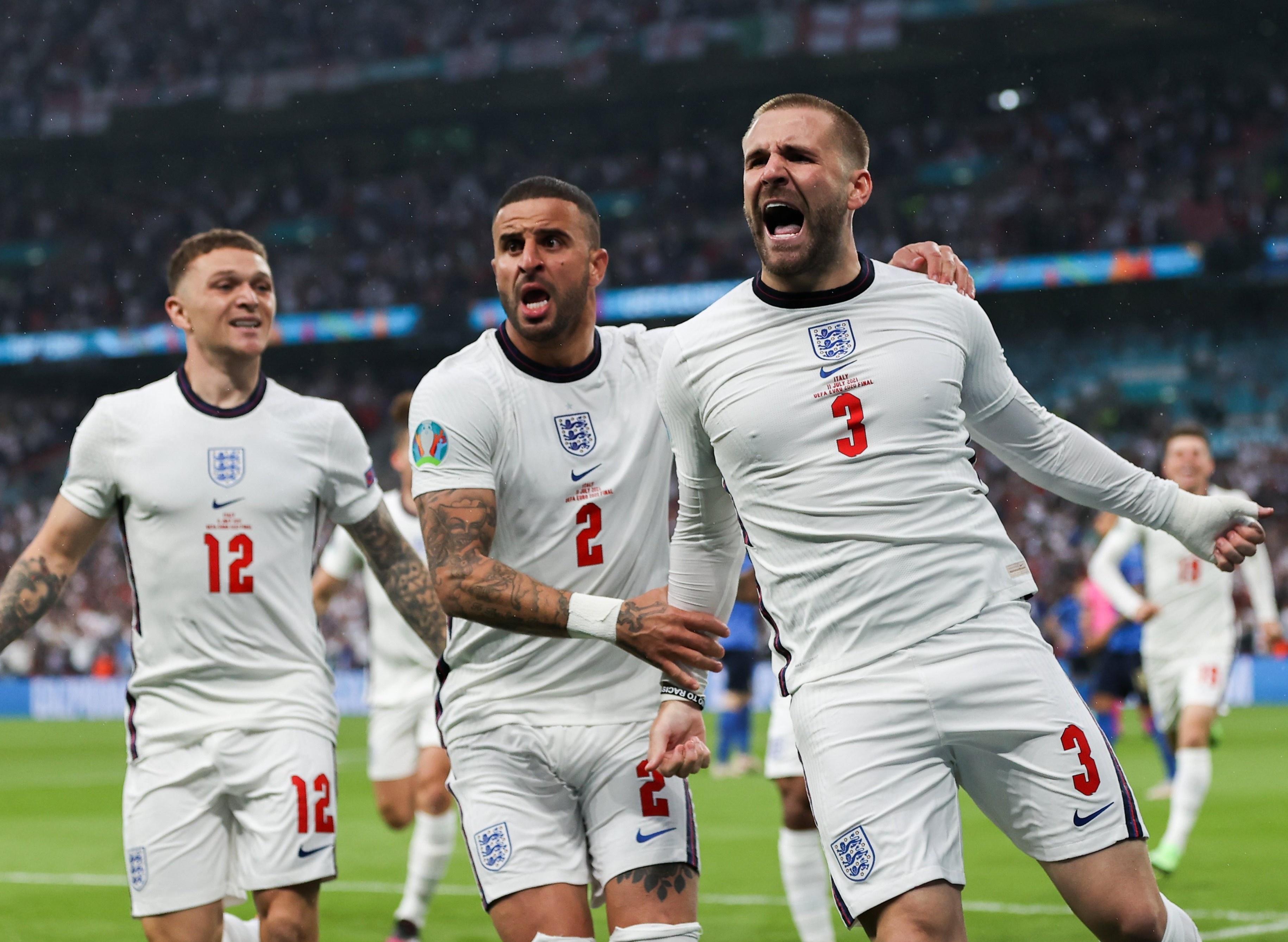 Luke Shaw ghi ban thang nhanh nhat trong cac tran chung ket Euro hinh anh