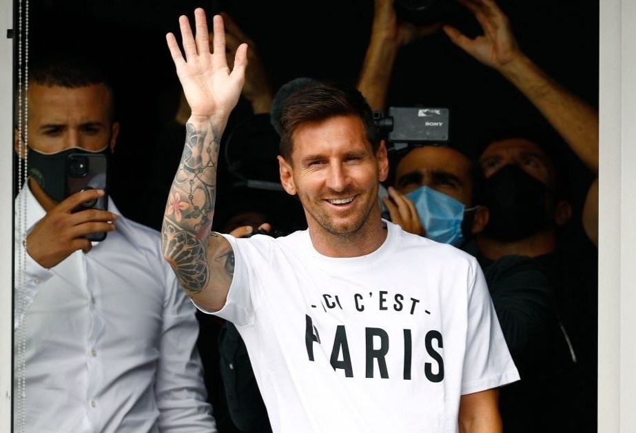 Messi vay tay chao fan khi den Paris hinh anh