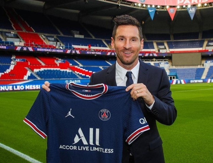 Xavi, Iniesta len tieng khi Messi khoac ao PSG hinh anh