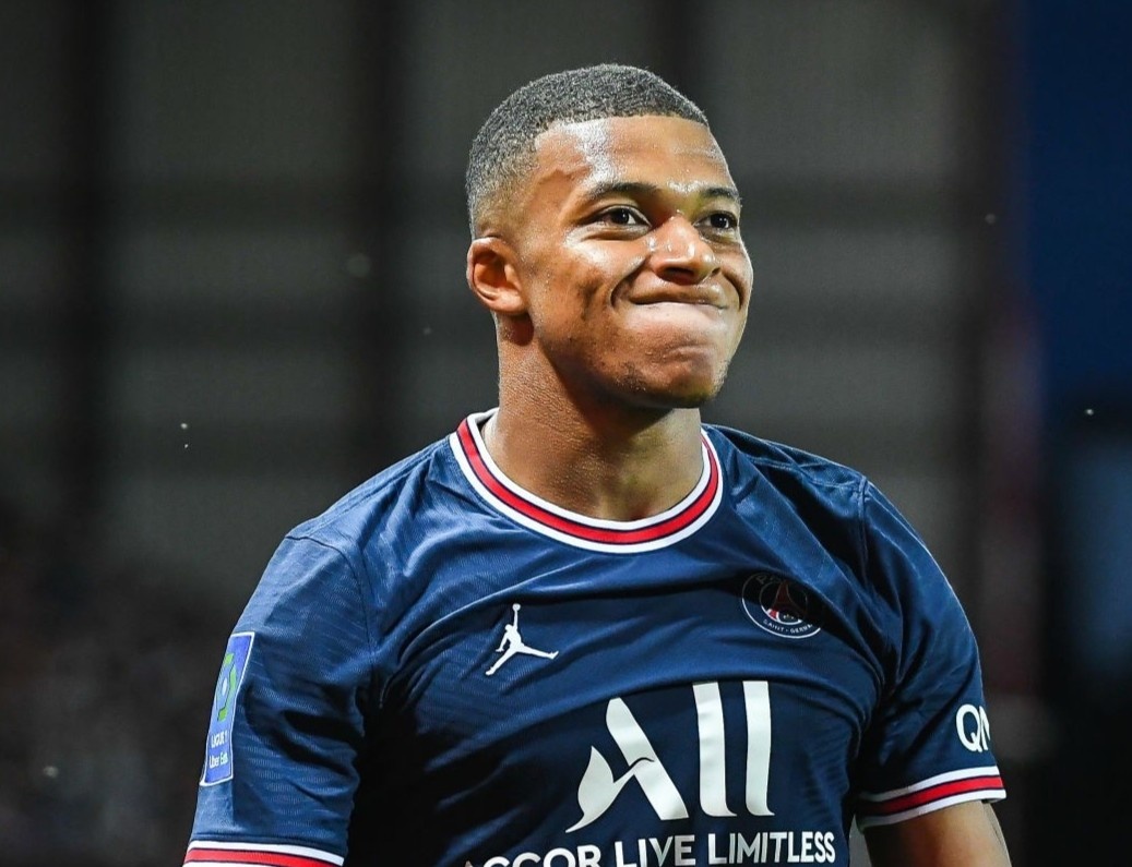 Bao Phap: 'PSG doi Real tra 220 trieu euro cho Mbappe' hinh anh