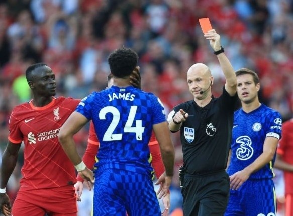 The do gay tranh cai cua sao Chelsea hinh anh