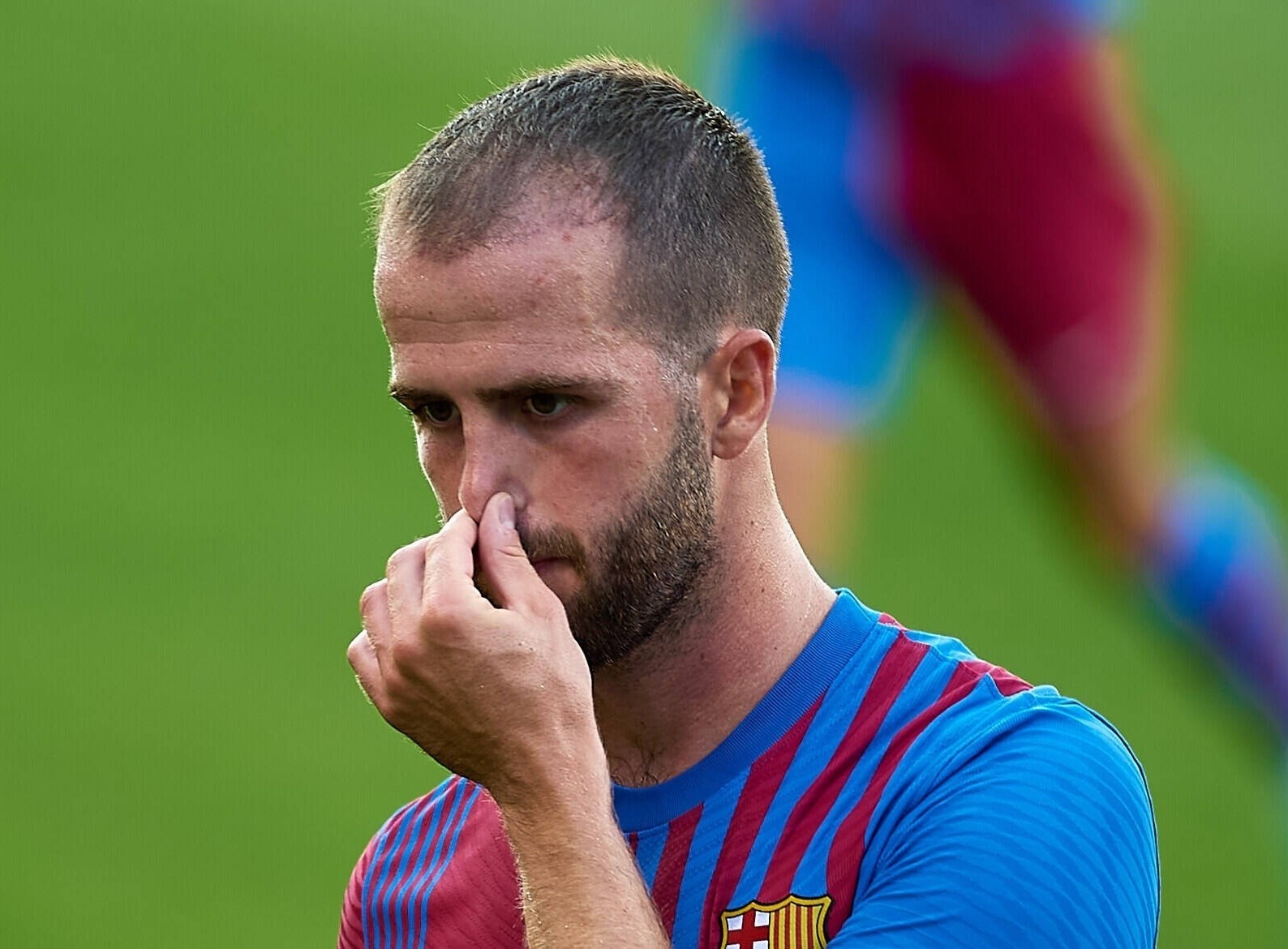 Barca bat luc voi 2 cau thu thua thai hinh anh