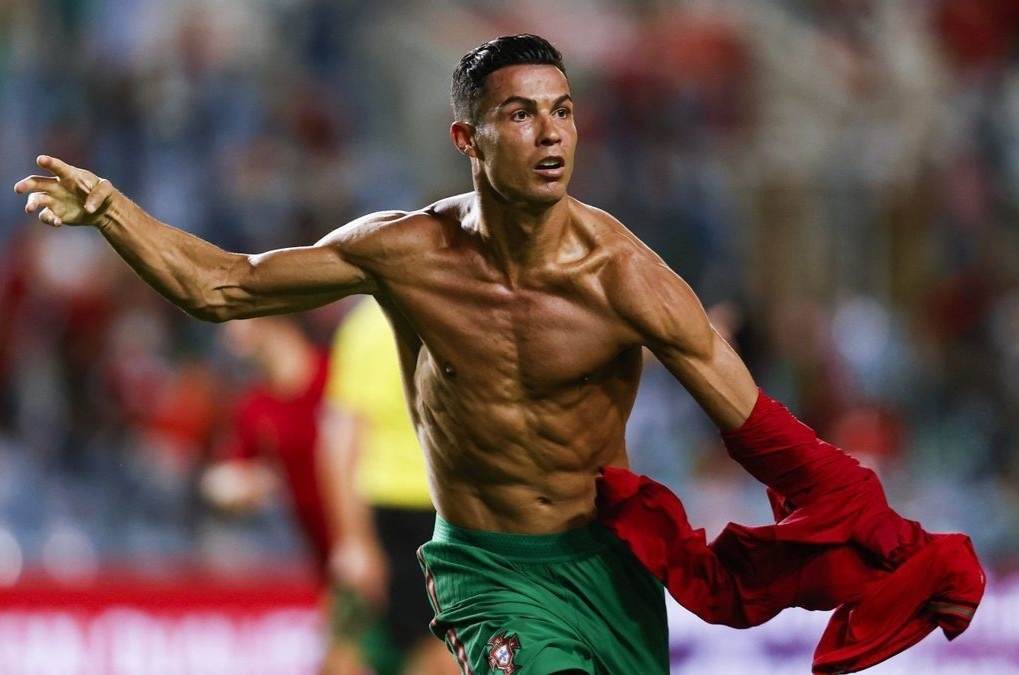 HLV Wenger hoai nghi khi Ronaldo ve MU hinh anh