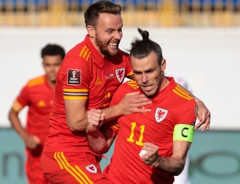 Bale lap hat-trick giup xu Wales thang o phut 90+3 hinh anh