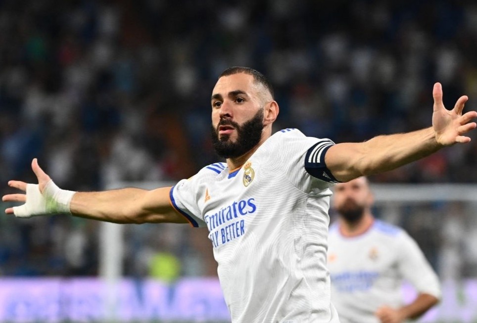 Benzema lap hat-trick dua Real Madrid dan dau La Liga hinh anh