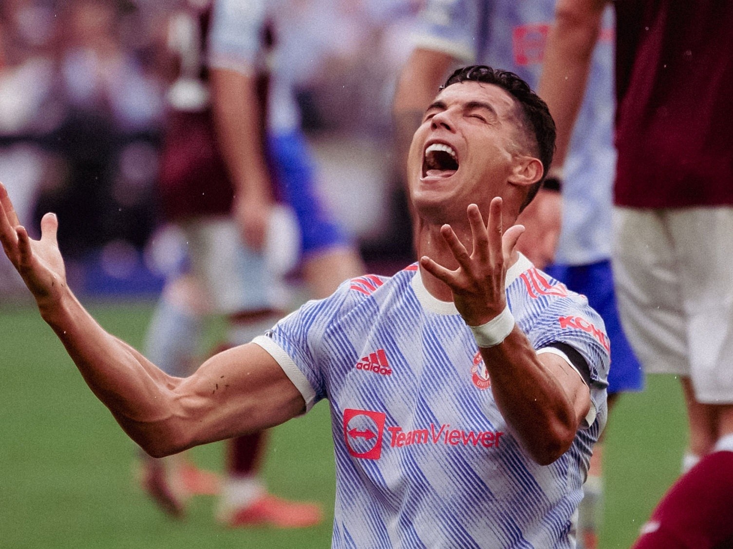 3 lan doi phat den bat thanh cua Ronaldo hinh anh