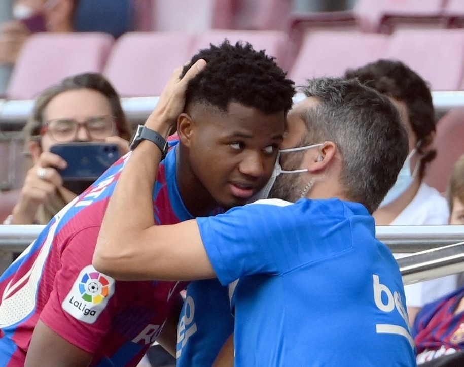 Ansu Fati an mung cung bac si sau khi ghi ban hinh anh