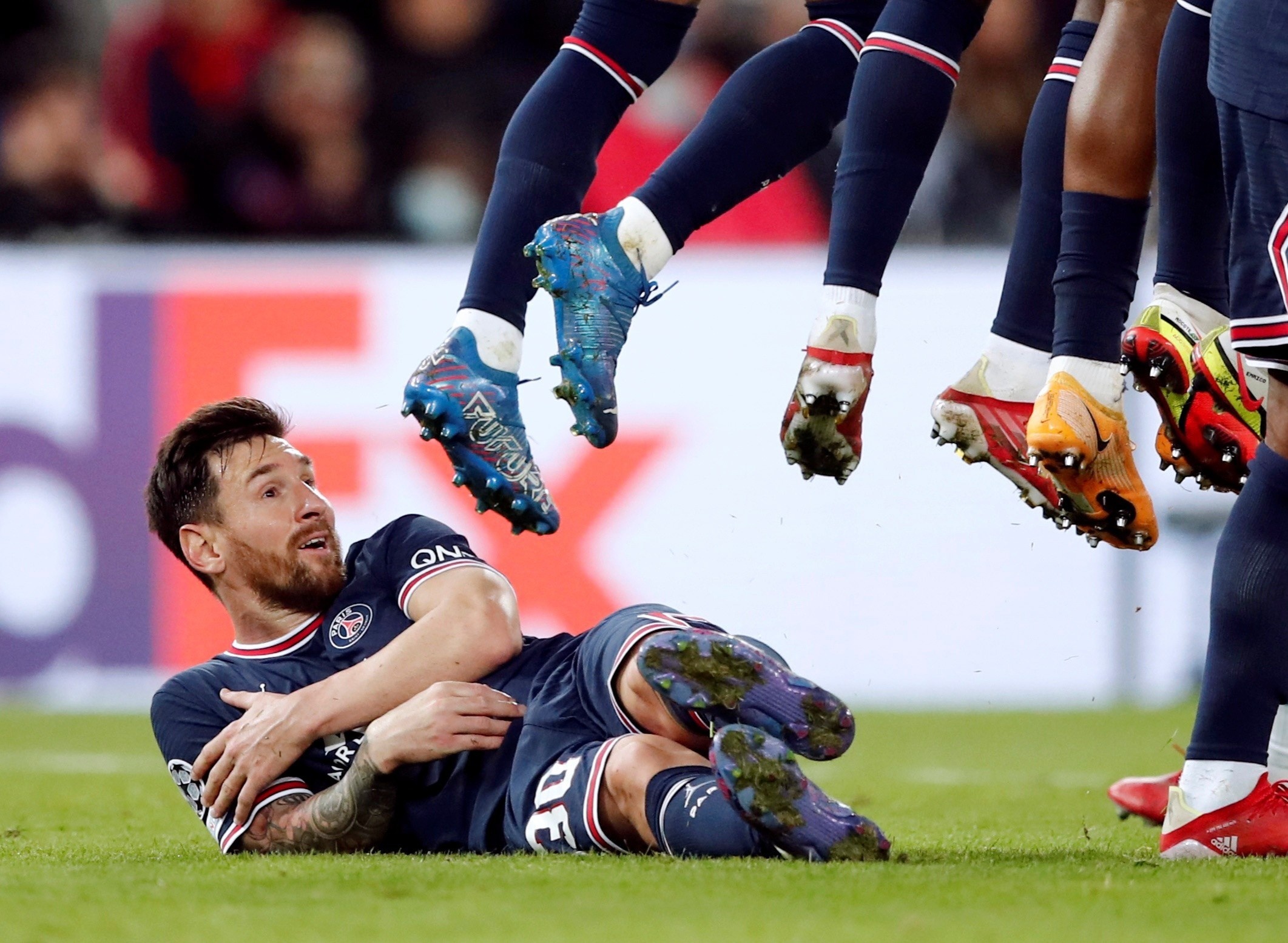 Messi lan dau nam san de giup PSG can pha da phat hinh anh