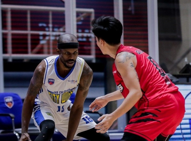 Cap ngoai binh My gong ganh Hochiminh City Wings hinh anh