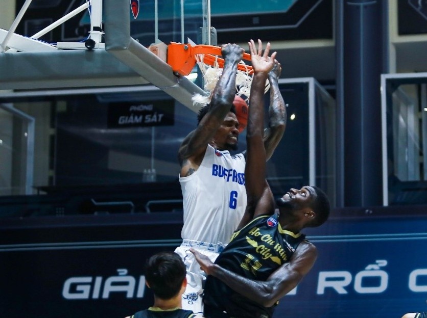 Cu up ro cua ngoai binh cao hon 2 m hinh anh