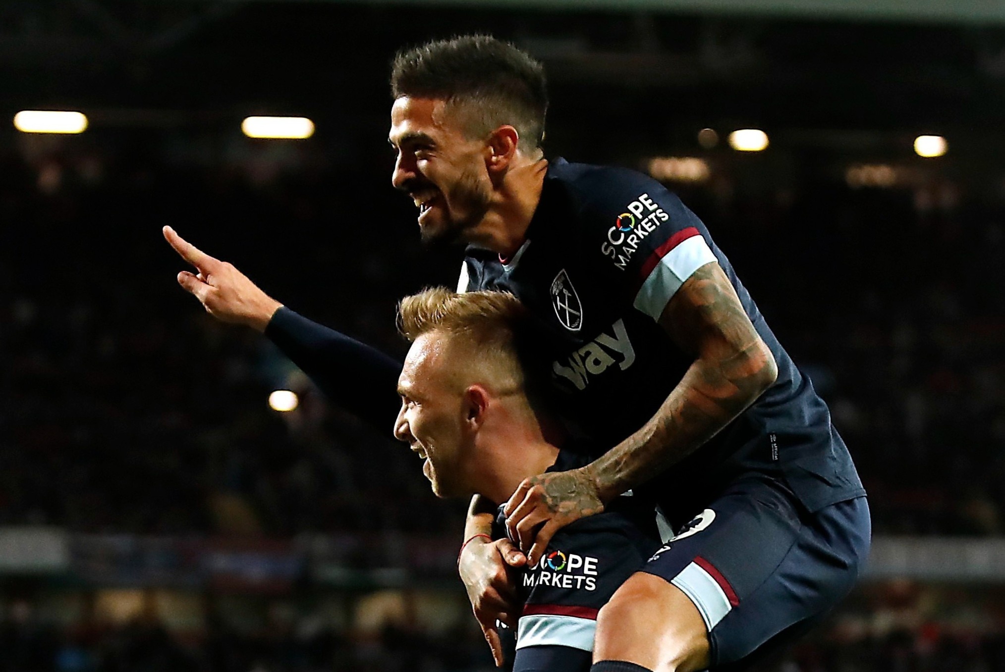 West Ham bam duoi ngoi dau Premier League hinh anh