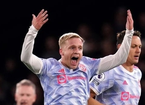 Tinh the se dao nguoc voi Van de Beek o MU? hinh anh