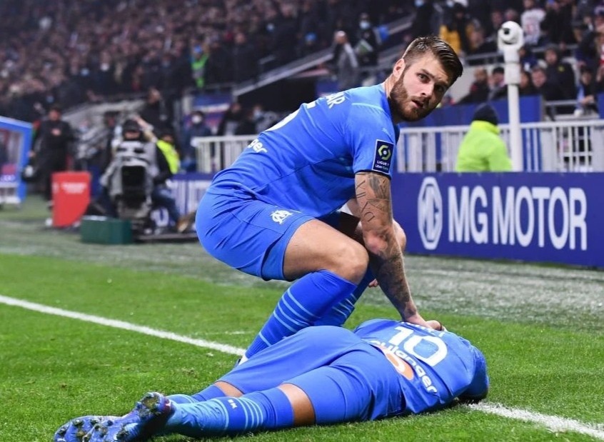 Co dong vien Lyon nem chai vao dau Payet hinh anh