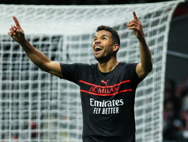 Cau thu tung lam shipper cuu AC Milan hinh anh