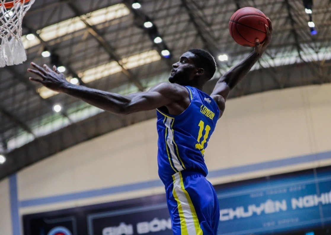 Trung phong My la noi khiep so o VBA Premier Bubble Games hinh anh