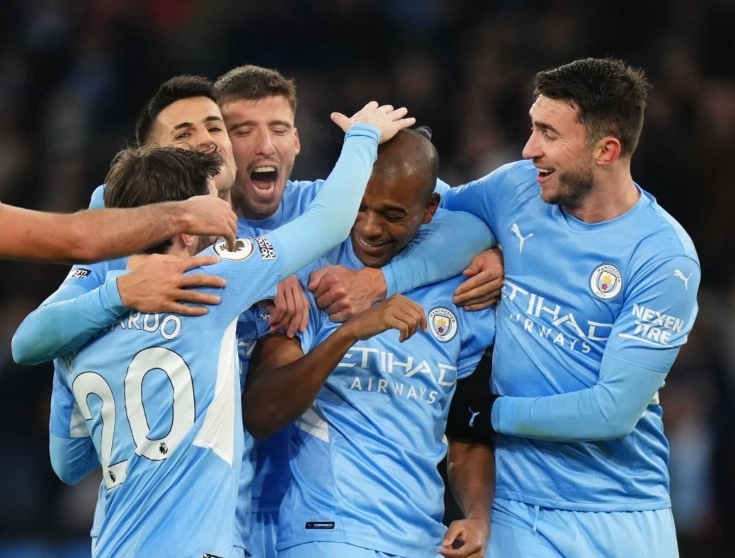 Man City pha hoi nong len ngoi dau cua Chelsea hinh anh