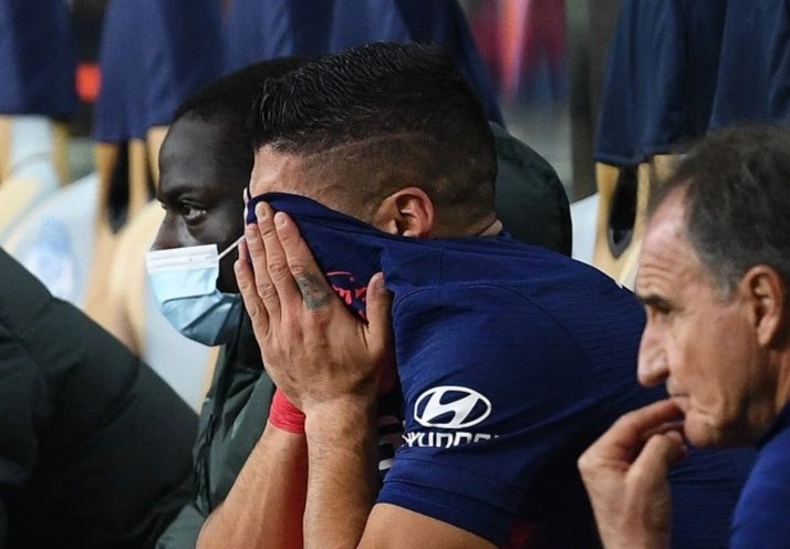 Suarez khoc sau khi bi chan thuong hinh anh