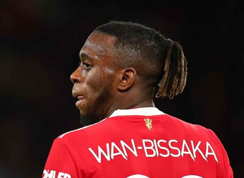 Bao dong cho Wan-Bissaka o Man Utd hinh anh
