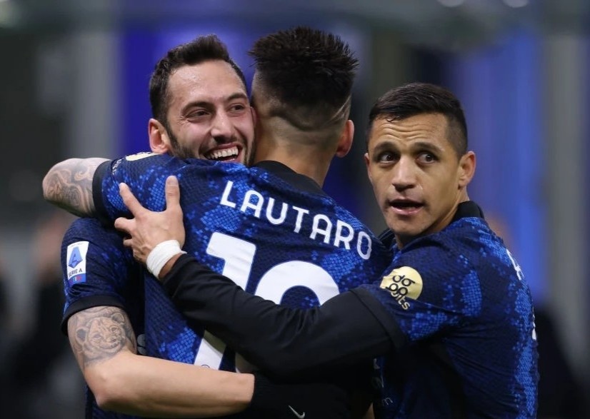 Inter Milan chiem ngoi dau Serie A hinh anh