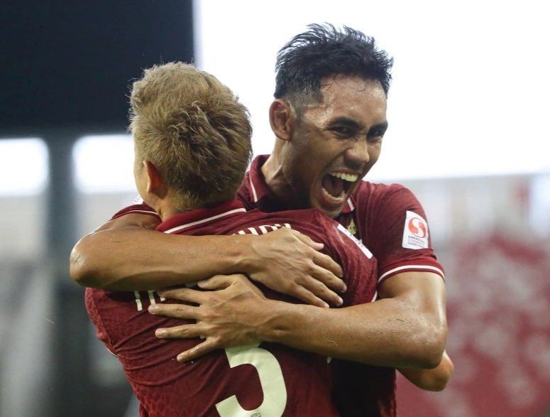 Tuyen Thai Lan vao ban ket AFF Cup hinh anh