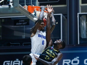 Ngoai binh 39 tuoi van ben bi o VBA Premier Bubble Games hinh anh