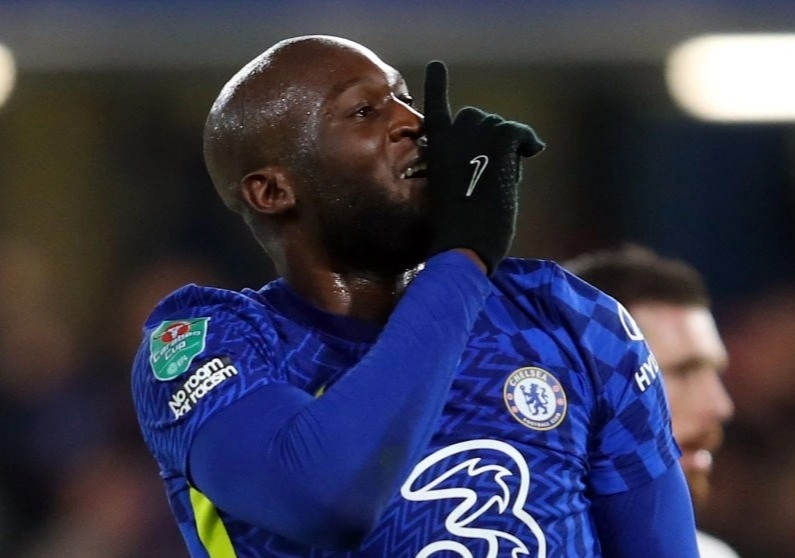 Lukaku dap tra khi bi CDV Tottenham che gieu hinh anh