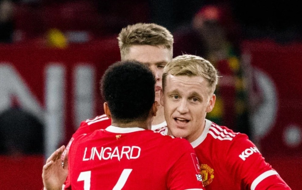 HLV Rangnick len tieng ve Van de Beek hinh anh