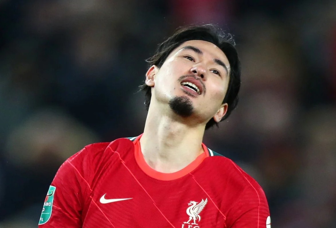 Liverpool bat luc truoc 10 cau thu Arsenal hinh anh