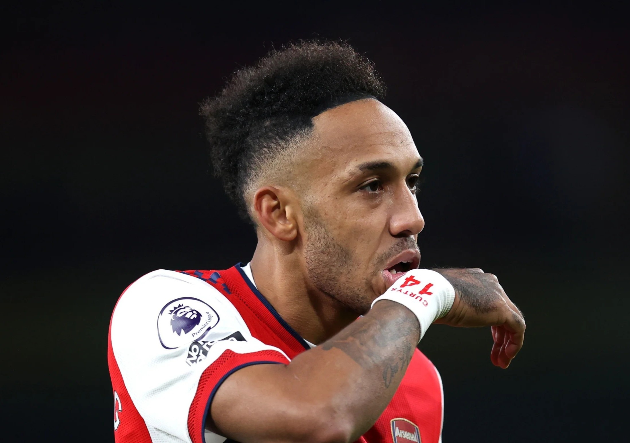 Nhieu cau thu lien tuc gap van de ve tim hinh anh