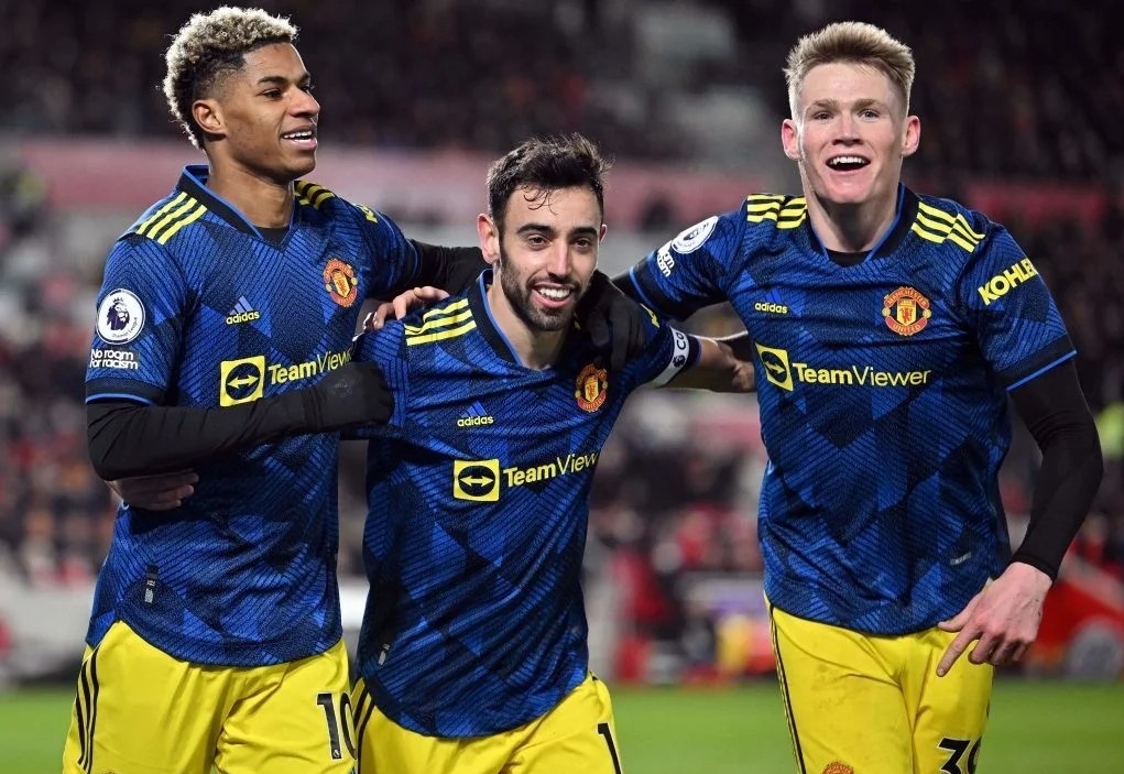 Man Utd ap sat nhom 4 doi dung dau sau tran thang Brentford hinh anh