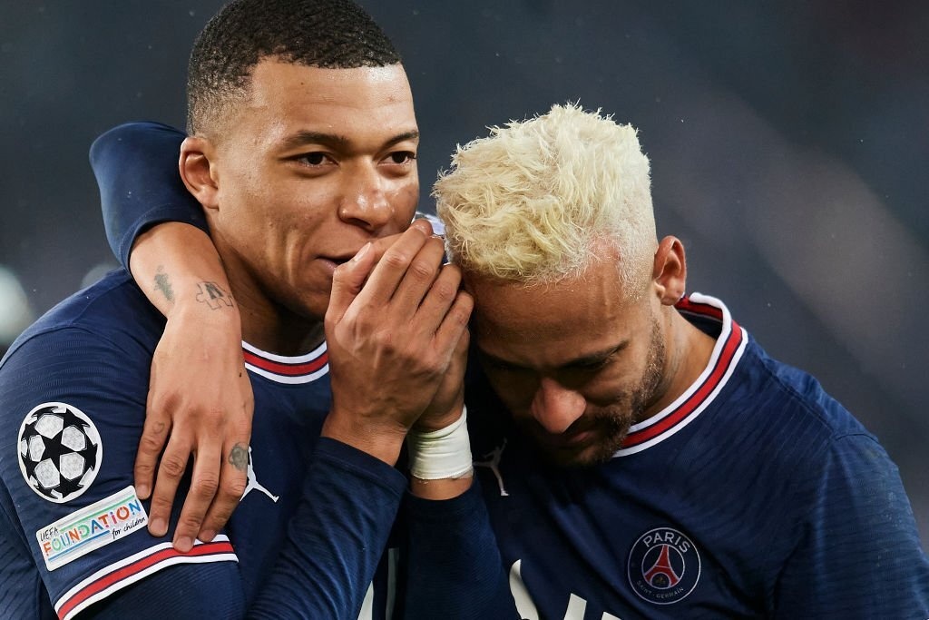 PSG de nghi muc luong ky luc cho Mbappe hinh anh