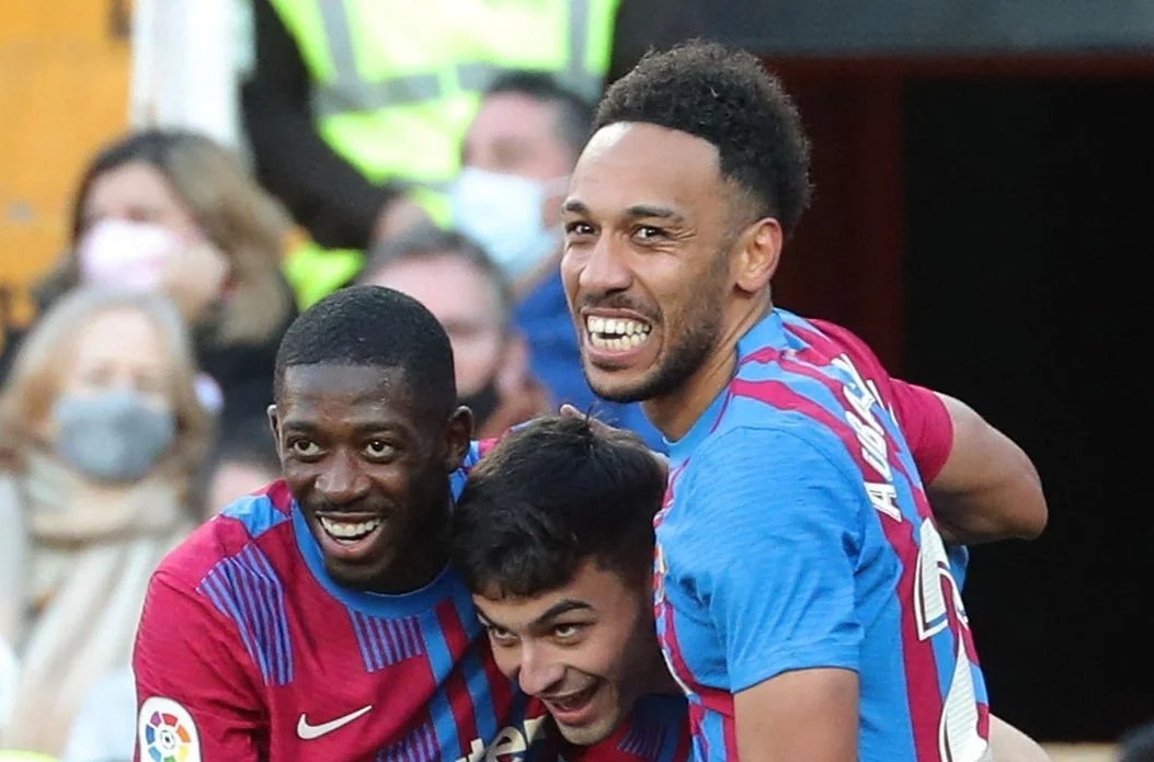 Ban thang gay tranh cai cua Aubameyang hinh anh