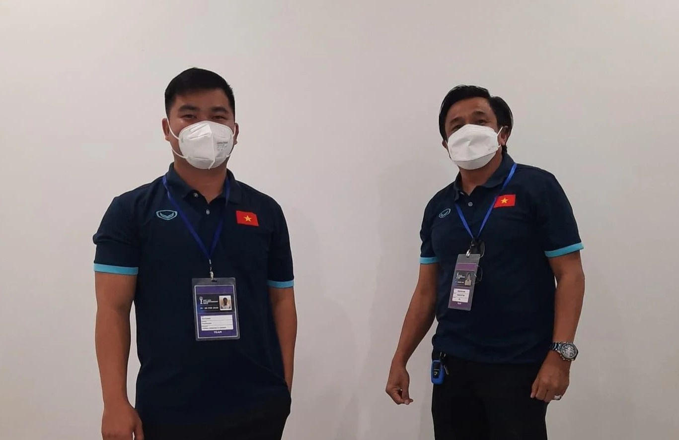 Hai bac si Campuchia chi vien cho U23 Viet Nam hinh anh