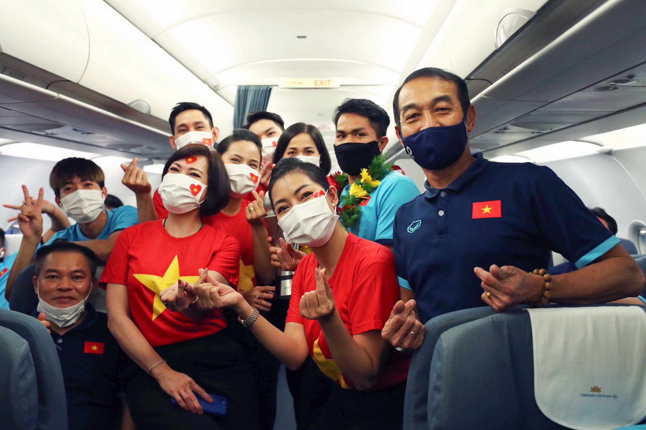 U23 Viet Nam an mung chuc vo dich tren may bay hinh anh