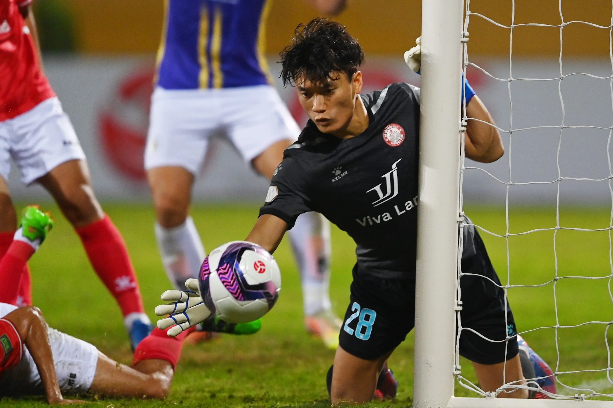 CLB Ha Noi hoa TP.HCM du choi voi 10 cau thu hinh anh