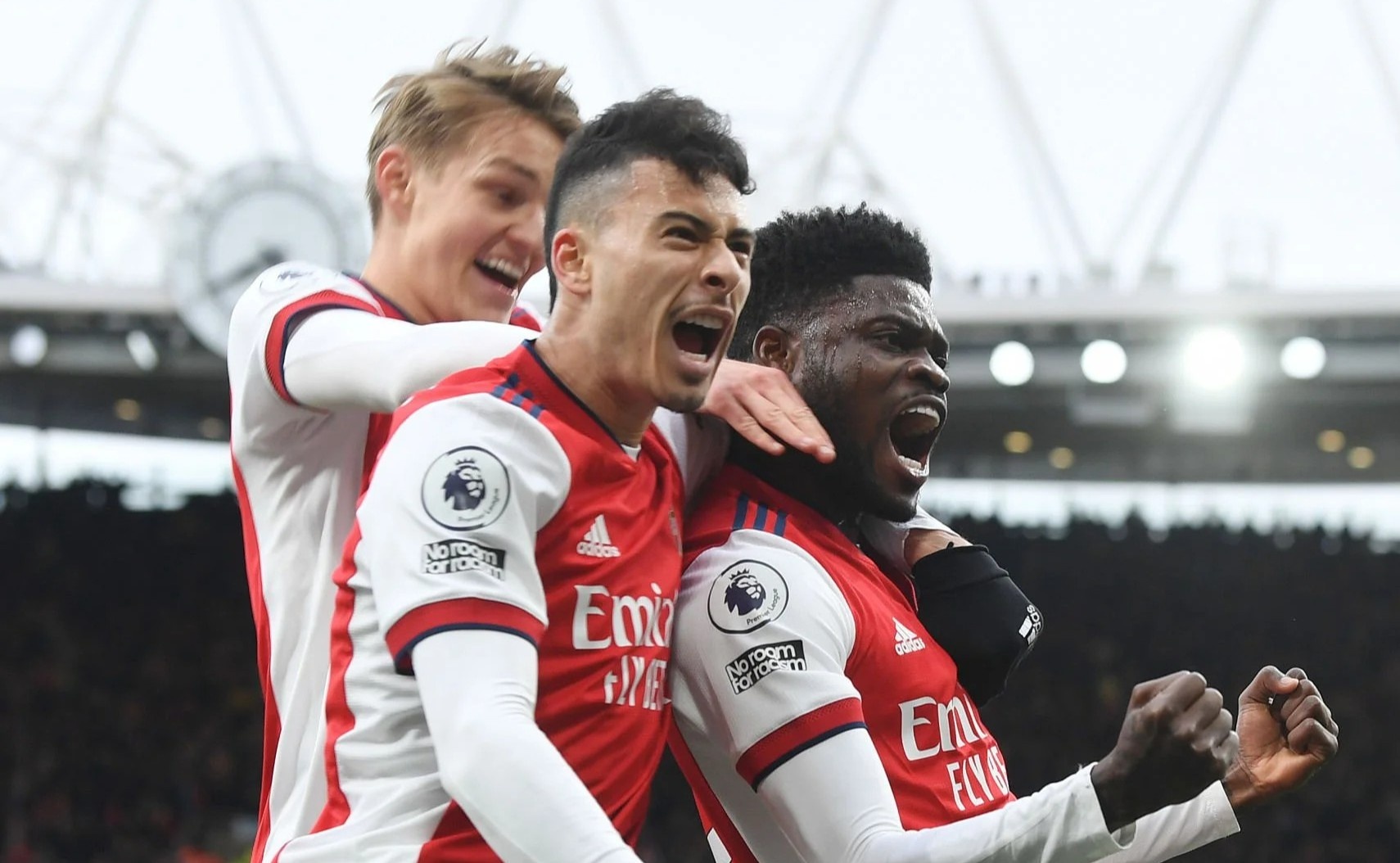 Arsenal lay lai vi tri thu 4 tu tay MU hinh anh