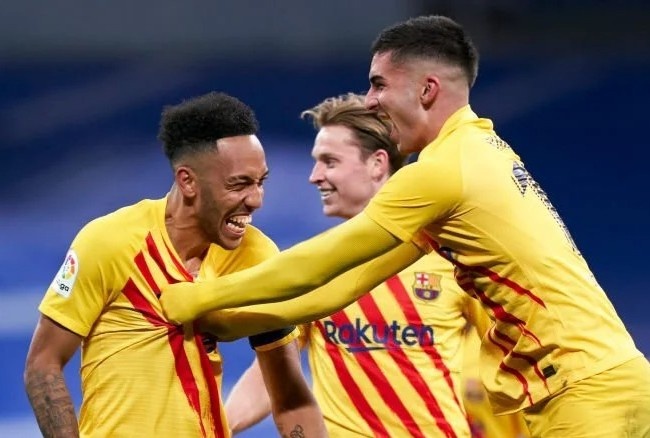 HLV Xavi bat ngo khi Barca thang Real 4-0 hinh anh