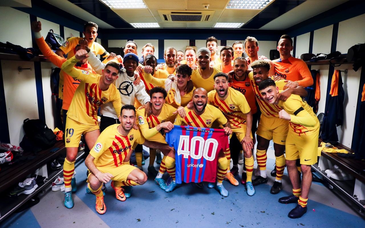 Cau thu Barca an mung nhu the vo dich sau tran thang Real hinh anh