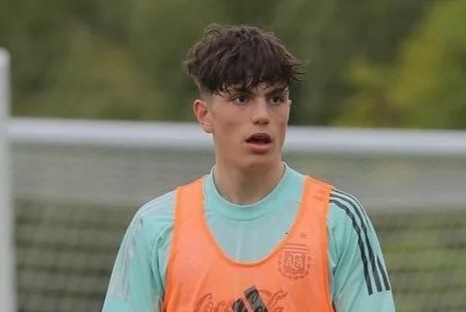 Cau thu cua doi U18 Man United tap luyen cung tuyen Argentina hinh anh