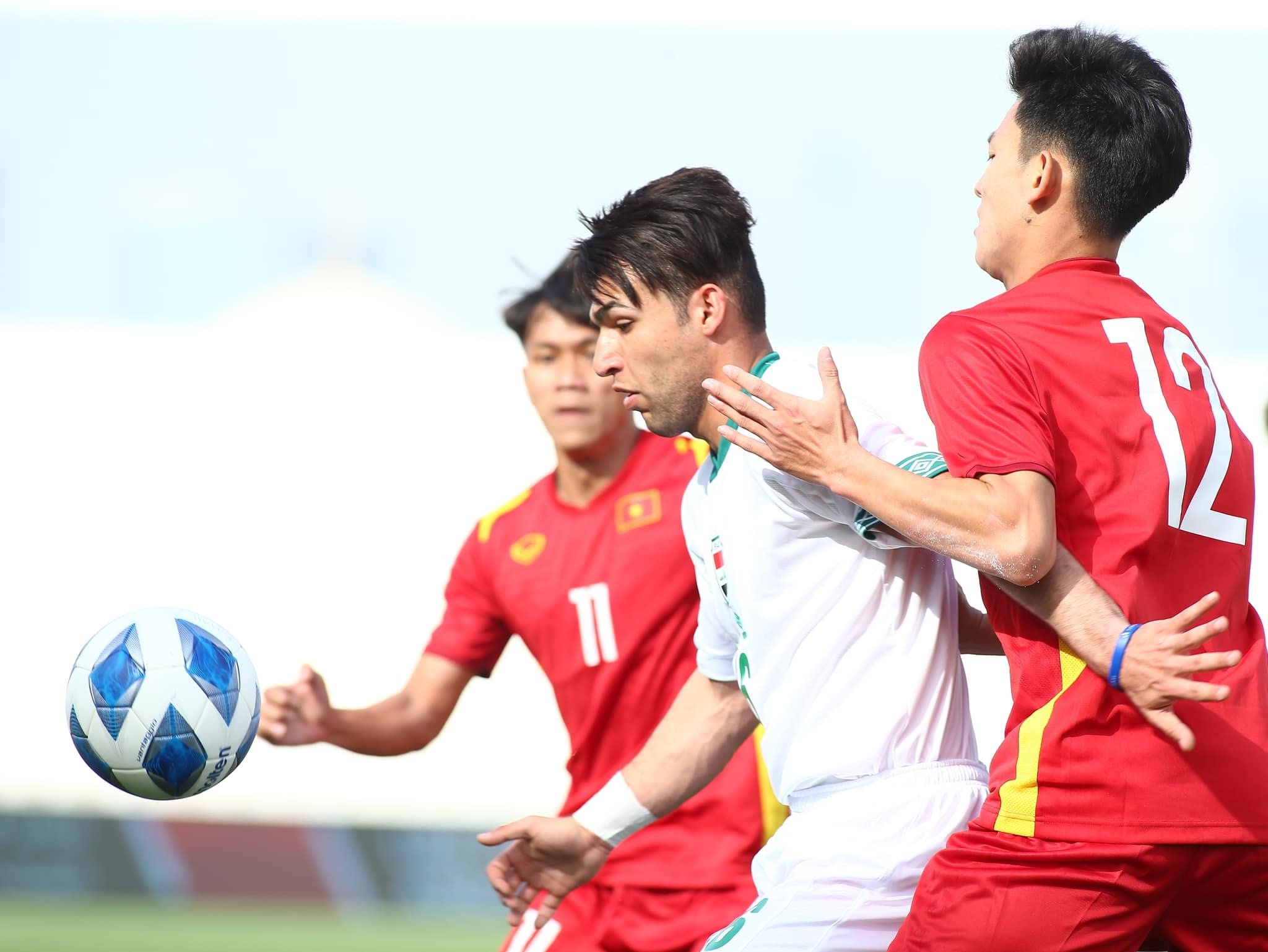 U23 Viet Nam hoa Iraq o tran ra quan Dubai Cup hinh anh
