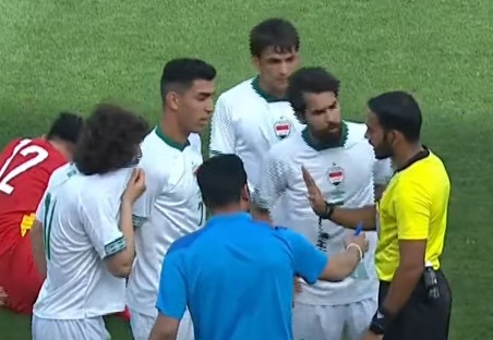 Trong tai doi y, khong rut the do cho cau thu Iraq choi xau Tuan Tai hinh anh