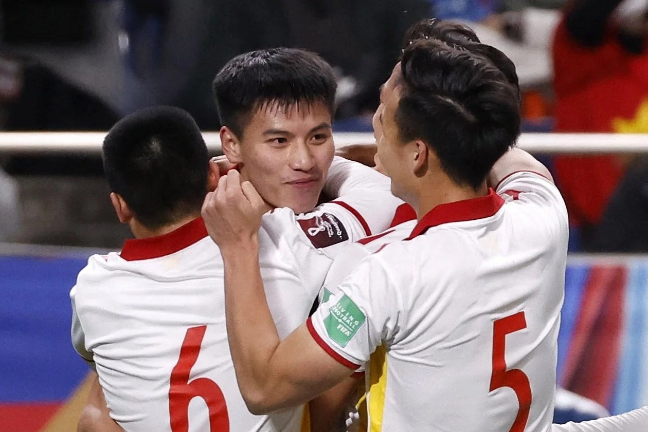 Tuyen Viet Nam cam hoa Nhat Ban tren san khach hinh anh