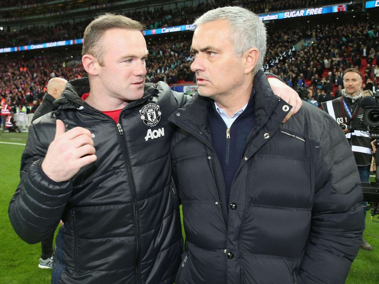 Rooney chi ra mat trai cua Mourinho hinh anh