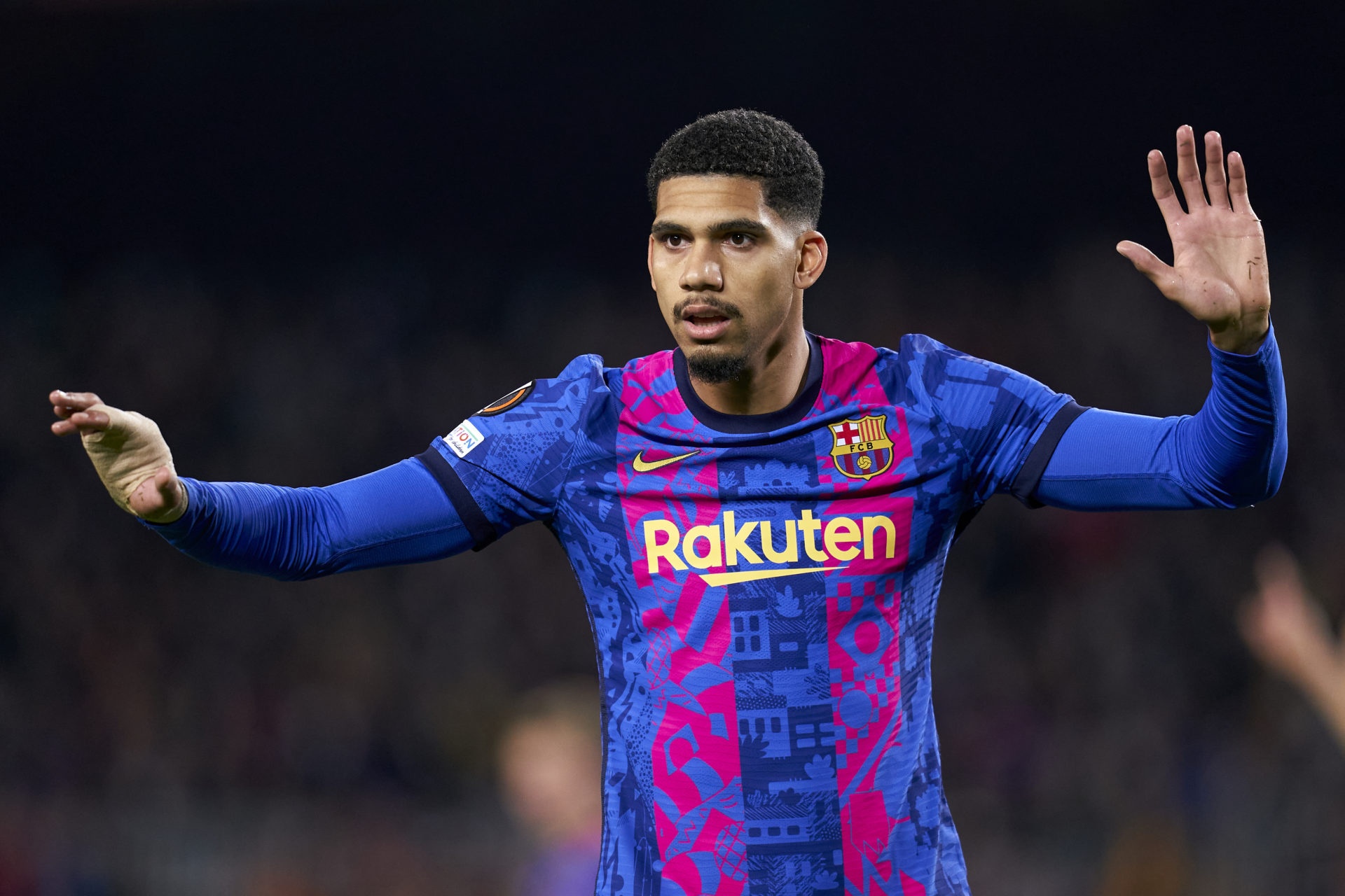 Barca cai dieu khoan pha vo hop dong 1 ty euro cho Araujo hinh anh