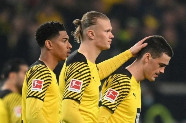 Sao Dortmund bat khoc khi roi san hinh anh