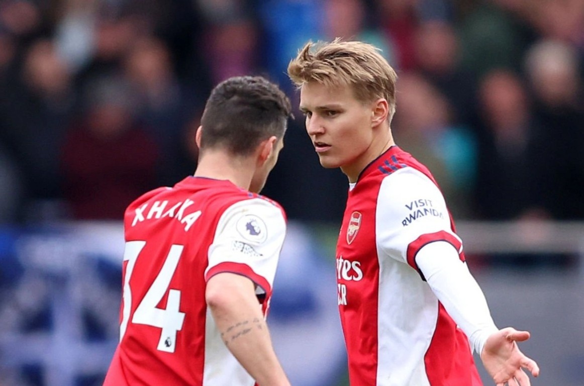 Arsenal thua tran thu 2 lien tiep o Premier League hinh anh